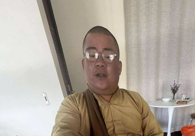 Người tự xưng là Thích Minh Thiện đi bán nhang tại nhà người dân - Ảnh: Nguyên Hà