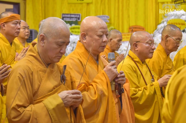 Hòa thượng Thích Lệ Trang xướng lễ Hòa thượng Thích Lệ Trang xướng lễ