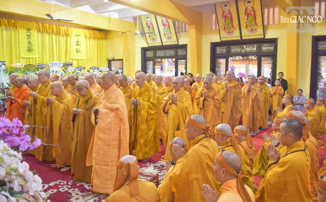 Trung ương Giáo hội GHPGVN viếng tang Trưởng lão Hòa thượng Thích Trí Tịnh, vào chiều ngày 11-10, tại chùa Vĩnh Nghiêm (P.Xuân Hòa, TP.HCM) Trung ương Giáo hội GHPGVN viếng tang Trưởng lão Hòa thượng Thích Trí Tịnh, vào chiều ngày 11-10, tại chùa Vĩnh Nghiêm (P.Xuân Hòa, TP.HCM)