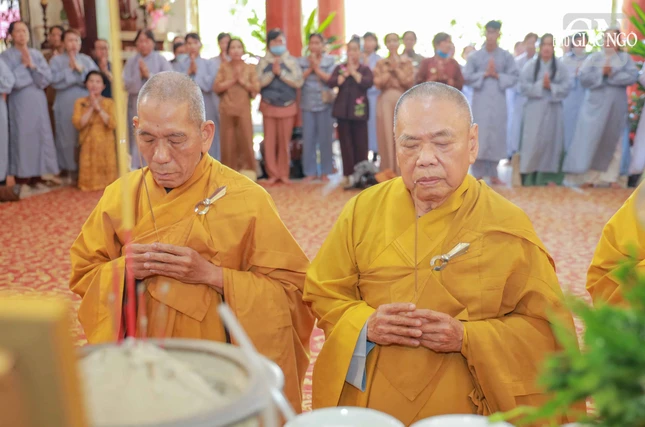 Trưởng lão Hòa thượng Thích Thiện Pháp dâng hương tưởng niệm