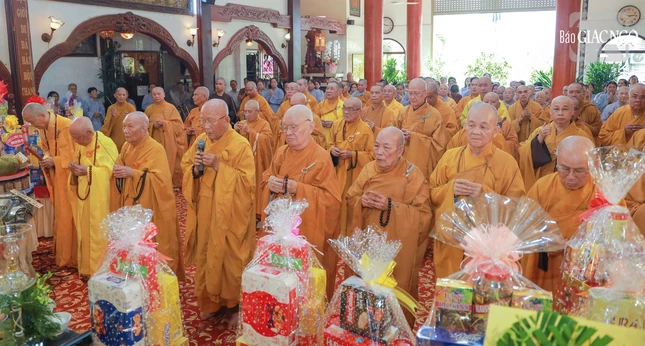 Chư tôn đức giáo phẩm dâng hương tưởng niệm Trưởng lão Hòa thượng Thích Hải Tràng