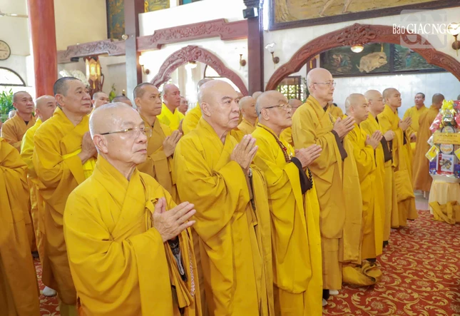 Chư tôn đức nhất tâm cầu nguyện Trưởng lão Hòa thượng Thích Hải Tràng cao đăng thượng phẩm