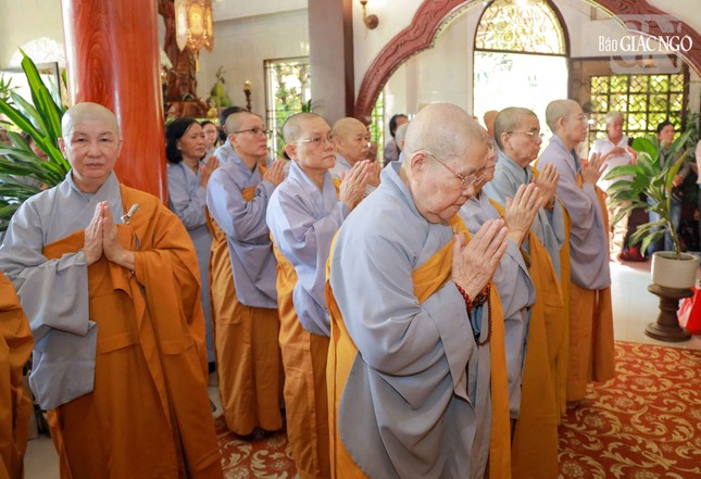 Chư tôn đức Ni thành kính tưởng niệm