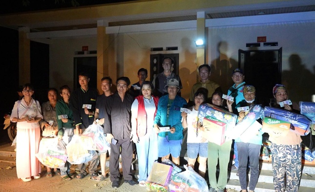 Mặc dù trời tối, không có đèn nhưng đoàn từ thiện vẫn đến tặng quà bà con xã Nam Hòa khắc phục sau bão lũ