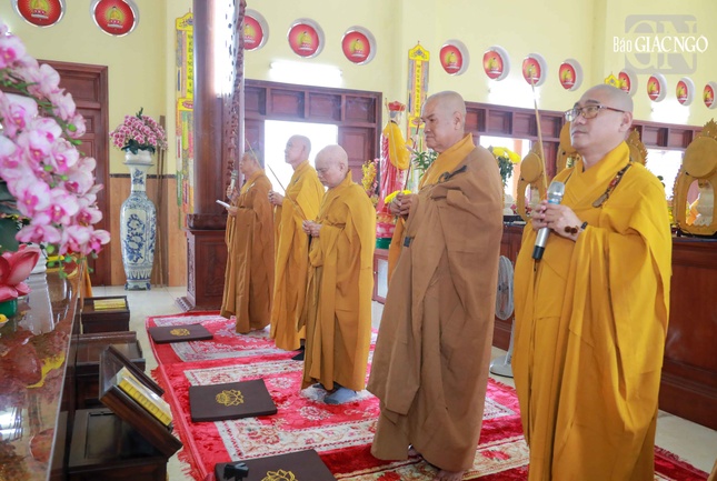 Chư tôn đức niêm hương