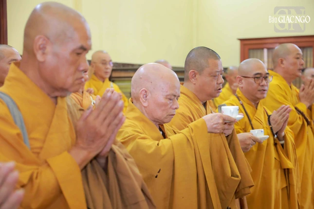 Dâng trà cúng dường Trưởng lão Hòa thượng Thích Tịnh Hạnh