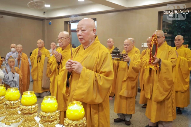 Hòa thượng Thích Lệ Trang cầu nguyện trước khi cung thỉnh nhục thân Trưởng lão Hòa thượng Thích Thiện Tánh nhập kim quan