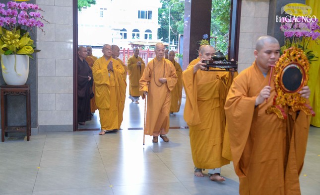 Đức Pháp chủ GHPGVN quang lâm Giác linh đường - nơi tôn trí kim quan Trưởng lão Hòa thượng Thích Thiện Tánh tân viên tịch tại chùa Phổ Quang (P.Tân Sơn Hòa, TP.HCM)