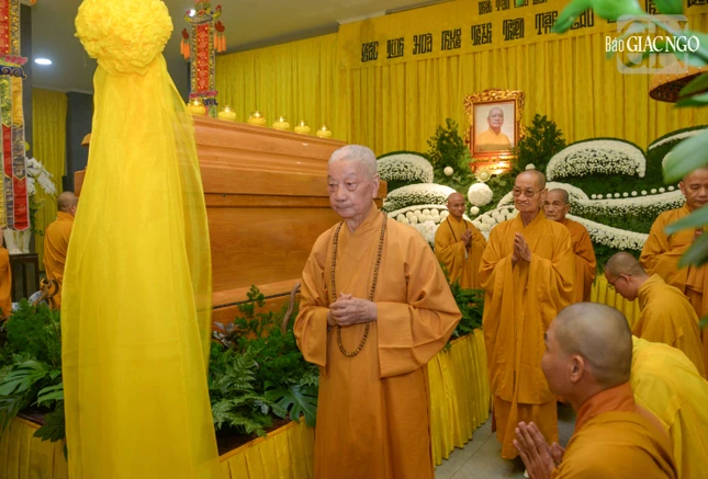 Hữu nhiễu kim quan