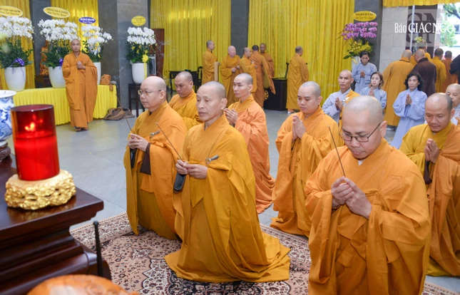 Chư Tăng Ni trú xứ Q.1 cũ dâng hương tưởng niệm