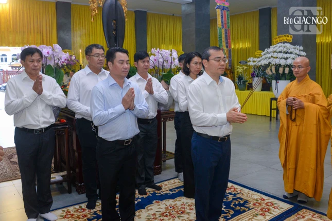 Ban Giám đốc Công an TP.HCM dâng hương tưởng niệm