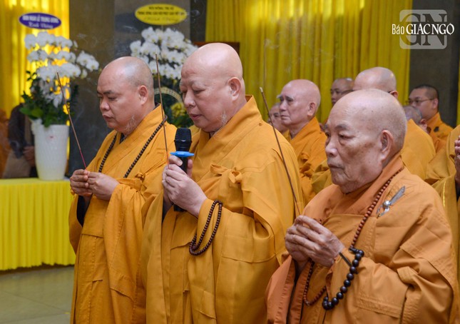 Hòa thượng Thích Lệ Trang, Phó Chủ tịch Hội đồng Trị sự, Trưởng ban Trị sự GHPGVN TP.HCM cùng chư tôn đức dâng hương tưởng niệm