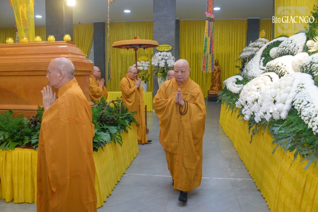 Hữu nhiễu kim quan