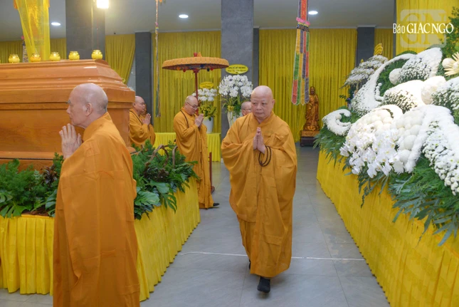 Hữu nhiễu kim quan