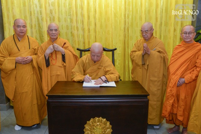 Ghi sổ tang lưu niệm