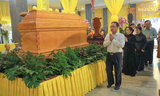 Phó Chủ tịch Ủy ban MTTQVN TP.HCM Phạm Minh Tuấn nhiễu kim quan Phó Chủ tịch Ủy ban MTTQVN TP.HCM Phạm Minh Tuấn nhiễu kim quan