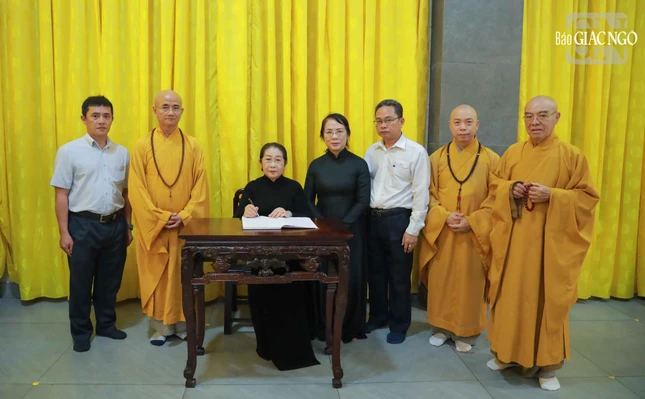 Bà Võ Thị Dung, nguyên Phó Bí thư Thành ủy, Chủ tịch UBMTTQVN TP.HCM cùng phái đoàn ghi sổ tang lưu niệm