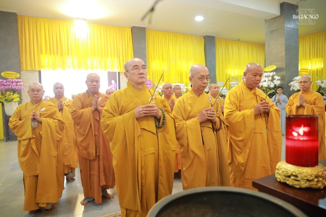 Chư tôn đức Ban Trị sự GHPGVN tỉnh Vĩnh Long tưởng niệm