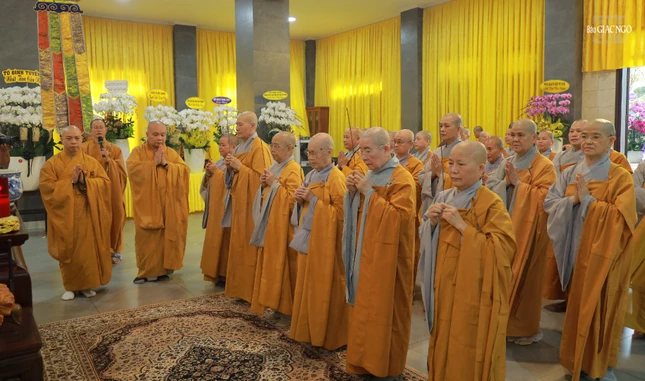 Phái đoàn Phân ban Ni giới T.Ư và TP.HCM thành kính tưởng niệm