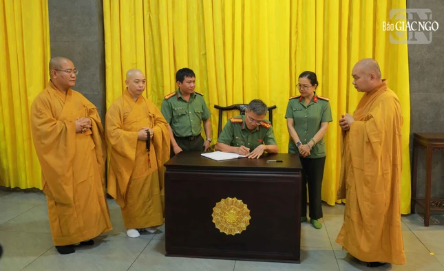 Thượng tá Phạm Khắc Nguyên, Phó Trưởng phòng Cục An ninh nội địa – Bộ Công an ghi sổ tang