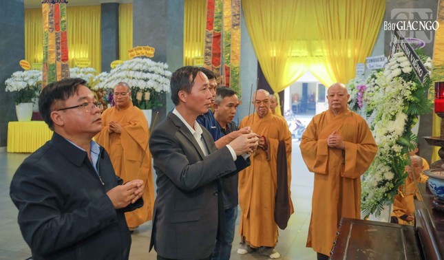 Ông Vũ Hoài Bắc cùng phái đoàn dâng hương tưởng niệm Ông Vũ Hoài Bắc cùng phái đoàn dâng hương tưởng niệm