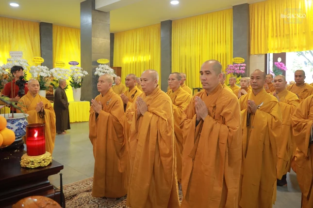 Ban Giám hiệu, Tăng Ni sinh Trường Cao - Trung cấp Phật học TP.HCM nhất tâm cầu nguyện