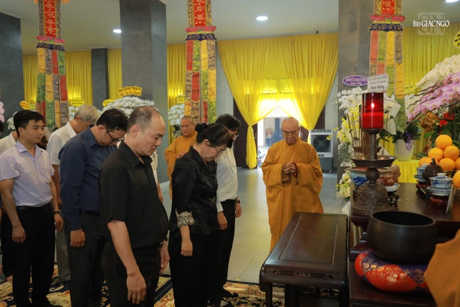 Lãnh đạo chính quyền phường Tân Sơn Hòa tưởng niệm Trưởng lão Hòa thượng Thích Thiện Tánh