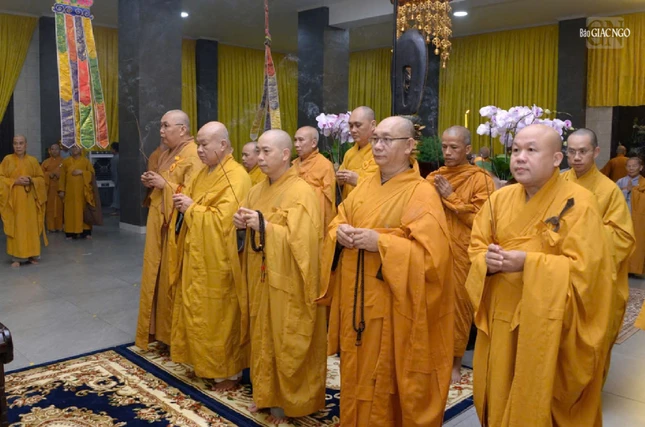 Chư tôn đức Hội đồng Điều hành Học viện Phật giáo VN tại TP.HCM dâng hương tưởng niệm