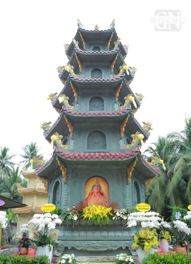 Bảo tháp an trí kim quan Trưởng lão Hòa thượng Thích Thiện Tánh trong khuôn viên chùa Long Phú (xã Phước Mỹ Trung, tỉnh Vĩnh Long)