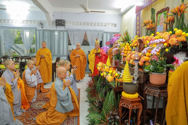 Môn đồ đệ tử dâng phạn thực cúng dường bậc ân sư Môn đồ đệ tử dâng phạn thực cúng dường bậc ân sư