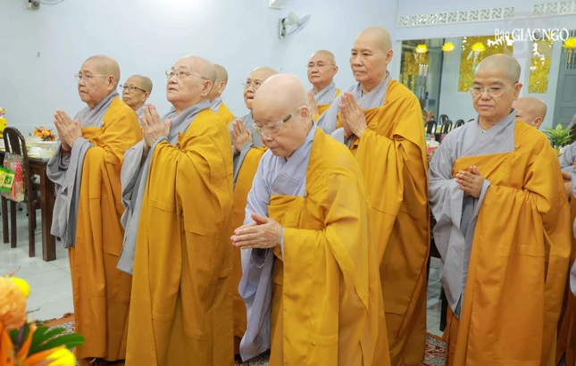 Chư tôn đức Ni nhất tâm cầu nguyện