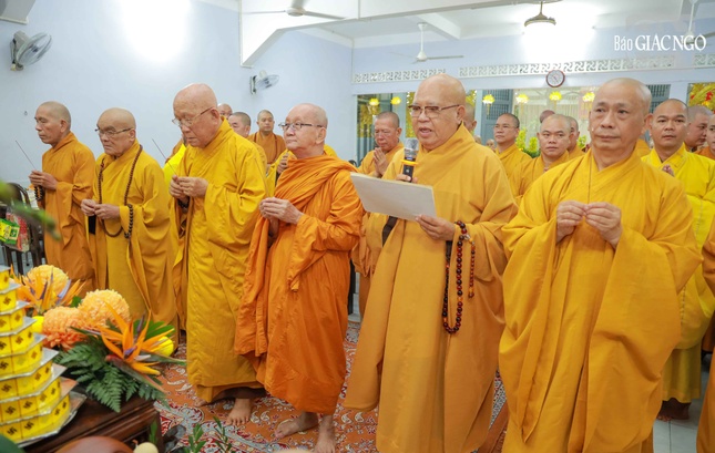 Chư tôn đức giáo phẩm thắp hương tưởng niệm Chư tôn đức giáo phẩm thắp hương tưởng niệm