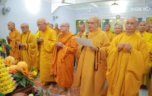 Chư tôn đức giáo phẩm thắp hương tưởng niệm