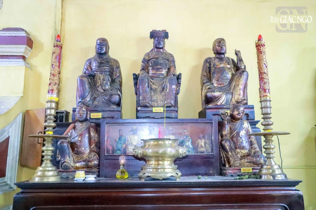 Toàn bộ tượng nhỏ đều có nét mặt dài, thanh tú, mắt xếch, mũi nhỏ, cao, lưng dài, môi mỏng... mình mặc áo cao nút thắt, bên ngoài áo tràng có cổ viền nẹp to, có hoa văn cúc dây trên nẹp và đắp từ trái sang phải. Tay áo tràng rộng. Bụng có đai ngang. Các tượng nhỏ đều có đeo vòng tay nhỏ, mảnh hoặc có xoắn nổi lên trên thân vòng. Chân mang hài, đầu hài có hoa văn