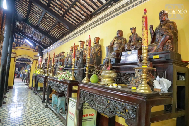 Mười tám vị La-hán của chùa Giác Lâm như: Tôn Bỉnh, Đàm Trưởng, Hoa Viễn, Huệ Vĩnh, Đạo Danh, Đạo Tổ… được đặt tại hành lang, dọc hai bên chánh điện