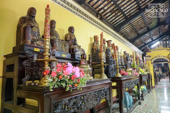 Mười tám vị La-hán của chùa Giác Lâm như: Tôn Bỉnh, Đàm Trưởng, Hoa Viễn, Huệ Vĩnh, Đạo Danh, Đạo Tổ… được đặt tại hành lang, dọc hai bên chánh điện