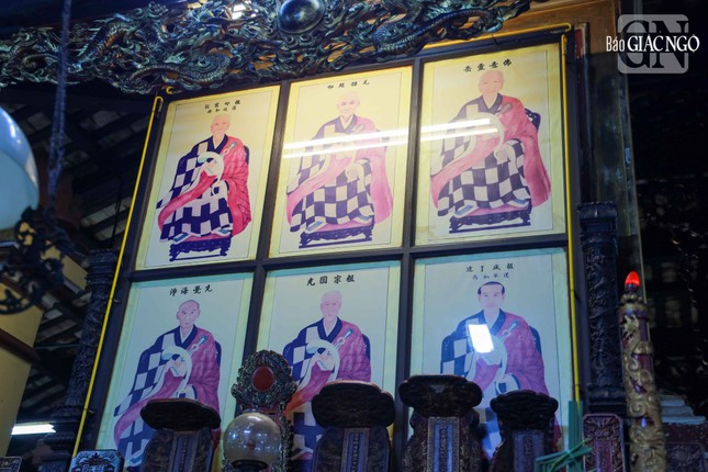 Chánh diện nhà Tổ có ảnh các vị Tổ từ thế hệ 33 đến 41, các bài vị, bát hương được đặt rất trang trọng. Đặc biệt tại bàn Tổ còn đặt bài vị của người Minh Hương đã đứng ra dựng chùa