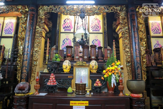 Sau lưng chánh điện là bàn thờ Tổ; từ đó đến nay, chùa Giác Lâm trải qua 11 đời trụ trì: Tổ sư Phật Ý, Tổ tông Viên Quang (từ 1774 đến 1827), Tiên Giác Hải Tịnh (1827-1869), Minh Vi Mật Hạnh (1869-1873), Minh Khiêm Hoằng Ân (1873-1903), Như Lợi (1903-1910), Hồng Hưng Thạnh Đạo (1910-1949), Nhựt Dần Thiện Thuận (1949-1974), Lệ Sành Huệ Sanh (1974-1998), Hòa thượng Thích Huệ Trung (1998-2006), Thượng tọa Thích Từ Tánh (từ 2006 đến nay)