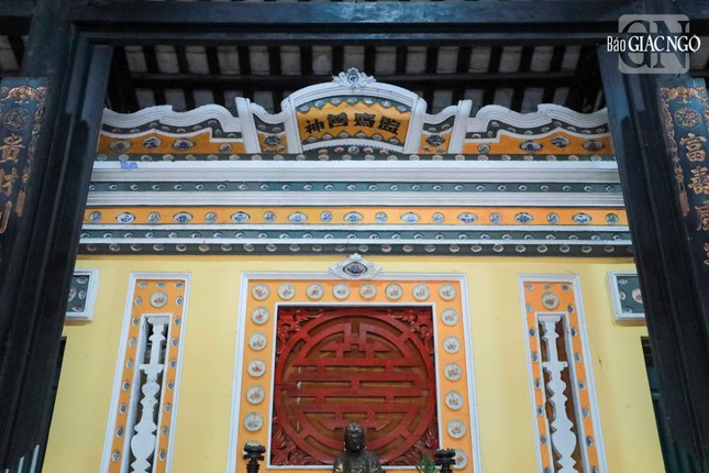 Những hàng chén dĩa kiểu bằng sành sứ, với màu men xanh trắng, được cẩn dọc theo đầu hồi nhà, bên trong và cả bên ngoài cũng như trên vòm cửa ra vào, thể hiện được sắc thái của nghề gốm cổ truyền địa phương với màu men xanh trắng là chủ đạo