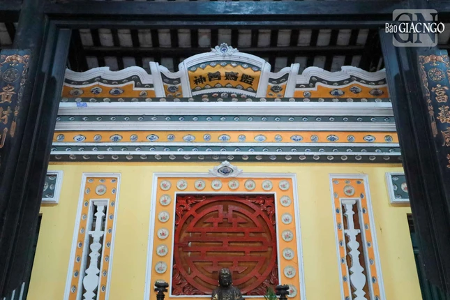 Những hàng chén dĩa kiểu bằng sành sứ, với màu men xanh trắng, được cẩn dọc theo đầu hồi nhà, bên trong và cả bên ngoài cũng như trên vòm cửa ra vào, thể hiện được sắc thái của nghề gốm cổ truyền địa phương với màu men xanh trắng là chủ đạo