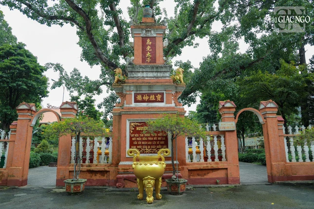 Khu vực chùa chính nằm trong khuôn viên chữ nhật rộng 22m, dài 65m. Phía trước chùa có cổng Nhị quan được xây dựng vào giai đoạn 1939-1945, được xem như cổng chính của chùa. Cổng được dựng lên theo phong cách đặc biệt, độc đáo, có lẽ là cổng đặc biệt nhất so với các chùa ở Nam Bộ, cũng như cả nước