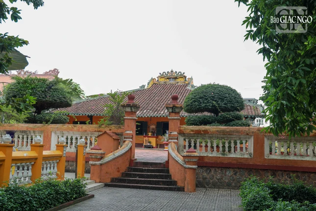 Chùa Giác Lâm được thành lập năm 1744 do cư sĩ người Minh Hương tên Lý Thoại Long đứng ra xây cất. Ban đầu chùa là niệm Phật đường có tên là Sơn Can và Cẩm Đệm. Sau khi lập chùa, Lý Thoại Long giao cho thiền sư Phật Ý, lúc bấy giờ là trụ trì chùa Sắc tứ Từ Ân