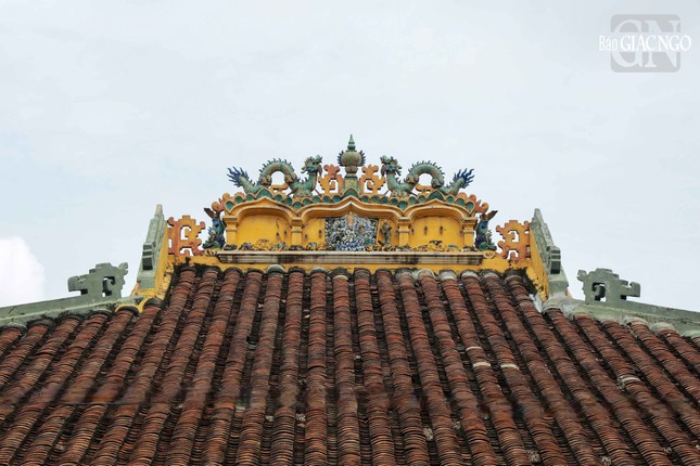 Chánh điện có hành lang phía trước, hai bên tả hữu là hồi lang bao bọc kiến trúc gian này gần như vuông, chia làm 5 gian, kết cấu sườn mái kiểu tứ tượng (tứ trụ) và tỏa ra thành 8 phần mái dạng bát quái"