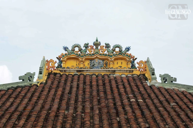 Chánh điện có hành lang phía trước, hai bên tả hữu là hồi lang bao bọc kiến trúc gian này gần như vuông, chia làm 5 gian, kết cấu sườn mái kiểu tứ tượng (tứ trụ) và tỏa ra thành 8 phần mái dạng bát quái"