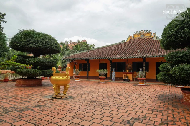 Trước chánh điện có sân rộng, hình vuông, cạnh 16m, cao hơn mặt đất 1m, nền sân tráng xi-măng. Hai lớp rào bao quanh được xây dựng từ những năm 1900-1909