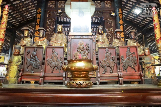 Đặc biệt trong nghi thức thờ cúng tại các ngôi chùa cổ, cũng như tại chùa Giác Lâm là bộ "Sám bài"