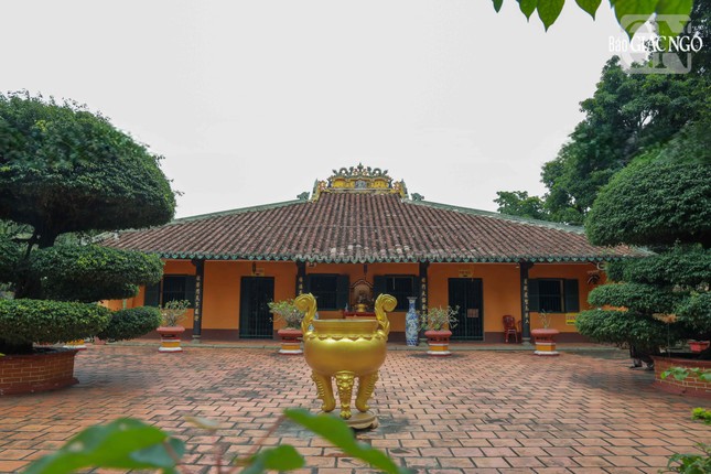 Chùa có kiến trúc mặt bằng dạng chữ Tam (三), theo nhiều nhà nghiên cứu, cấu trúc này là sự biến thể từ dạng cấu trúc "Nội công ngoại quốc". Đây là sự kế thừa của khá nhiều chùa cổ ở miền Bắc. Sườn nhà cũng cho thấy có sự kết hợp của loại nhà rường ở miền Bắc và sườn nhà đâm trính cột kê ở miền Trung