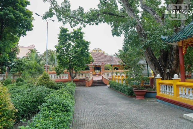 Trong thời kỳ kháng chiến chống Pháp, chùa là nơi trú ẩn khá an toàn cho các thầy hoạt động cách mạng. Thời gian này, một số Tăng sĩ ở chùa đã lên đường kháng chiến chống thực dân Pháp và đế quốc Mỹ. Chùa là nơi nuôi chứa cán bộ, nơi hội họp của cấp ủy và có hầm bí mật đặt tại chùa Đức Lâm (P.Bảy Hiền, TP.HCM)