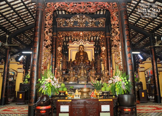 Trong chùa có 98 cột chống đỡ, bên trong bài trí 113 pho tượng cổ, trong đó có 7 tượng đồng, 86 câu đối, 9 bao lam, 19 hoành phi và một số bàn thờ, đồ thờ cổ