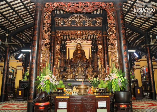 Trong chùa có 98 cột chống đỡ, bên trong bài trí 113 pho tượng cổ, trong đó có 7 tượng đồng, 86 câu đối, 9 bao lam, 19 hoành phi và một số bàn thờ, đồ thờ cổ